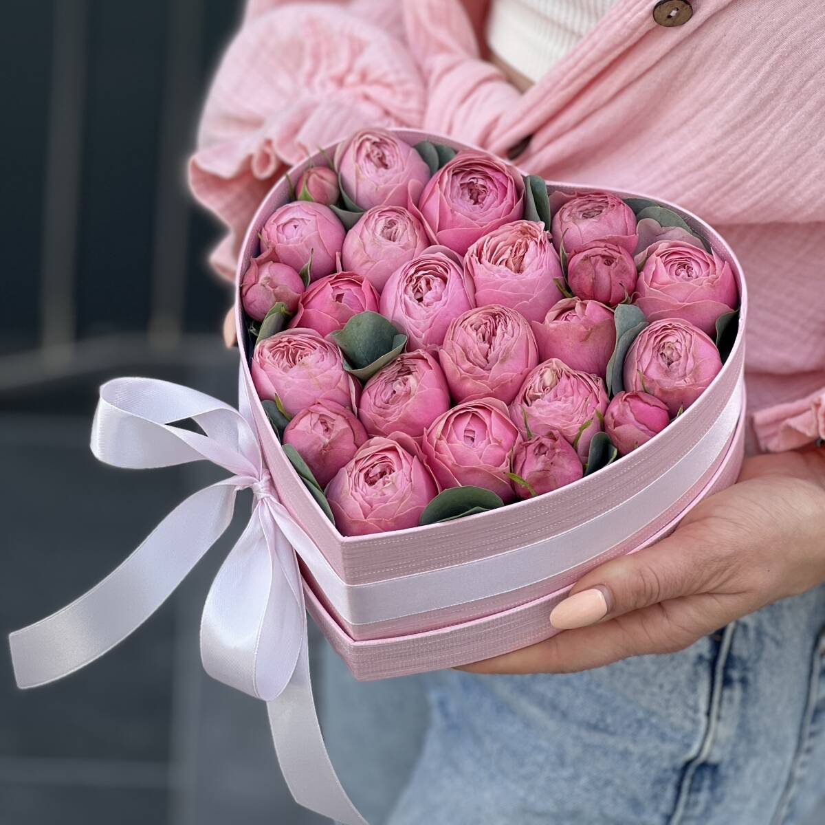 Коробка сердце Скарлет S из пионовидных кустовых роз