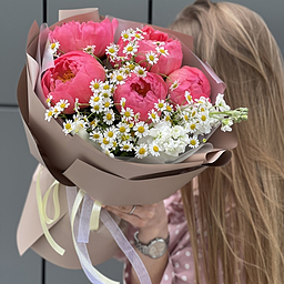 Букет Клубничная поляна Стандарт из пионов коралл шарм, танацетума и маттиолы