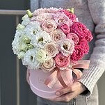 Коробка Омбре из кустовых пионовидных роз и эустомы