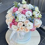 Коробка Белладжио из кустовых роз, оксипеталума и эустомы