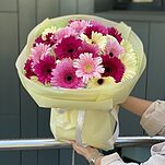 Букет Яркие моменты из 25 гербер и зелени