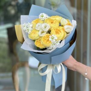 Букет Солнечный из пионовидной розы, маттиола и эустомы