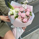 Букет Наслаждение из маттиолы, оксипеталума, орнитогалума, озотамнуса, роз сорта мэнсфилд парк и охары