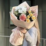 Букет Дакота из георгины, альстромерии, хризантемы и кустовой розы