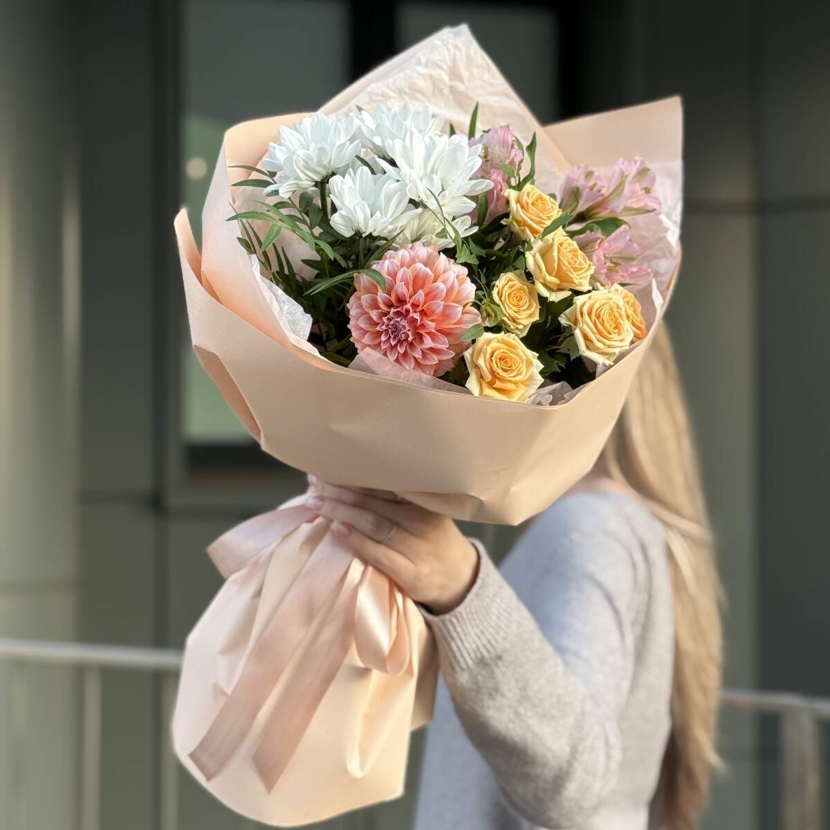 Букет Дакота из георгины, альстромерии, хризантемы и кустовой розы