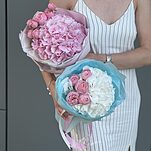 Букет Нежный комплимент из гортензии и кустовой пионовидной розы