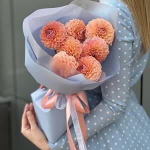 Букет Дисней из 7 персиковых георгин