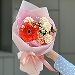 Букет Геометрия герберы, гиперикума, танацетума, кустовой розы и гвоздики