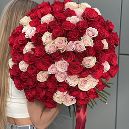 Букет из 101 красной и розовой розы