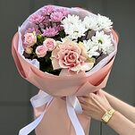 Букет Элайн из хризантем, кустовой и одноголовой роз