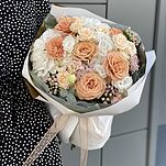 Букет Фиера из гортензии, роз сорта капучино, эустомы, озотамнуса, бувардии, матиолы и эвкалипта