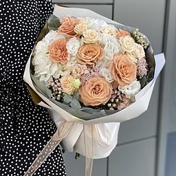 Букет Фиера из гортензии, роз сорта капучино, эустомы, озотамнуса, бувардии, матиолы и эвкалипта