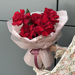 Букет Красный бархат из 5 красных роз