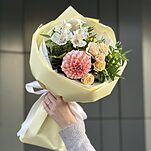 Букет Три Желания из георгины, кустовой розы и альстромерии