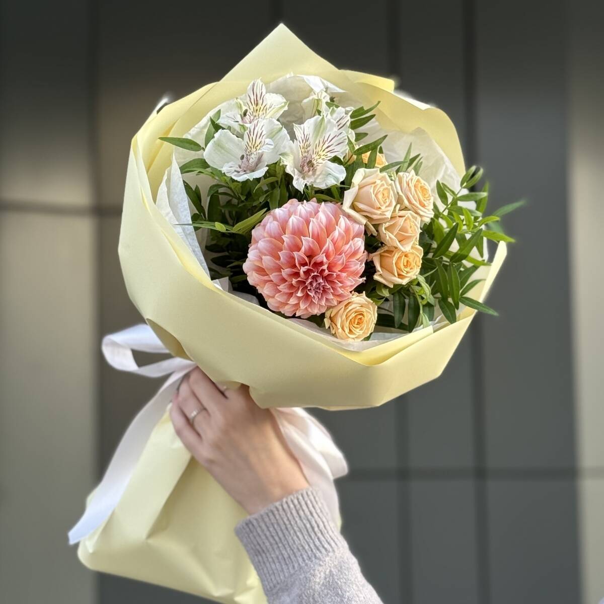 Букет Три Желания из георгины, кустовой розы и альстромерии