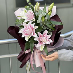 Букет Розетта из 3 лилий и эвкалипта