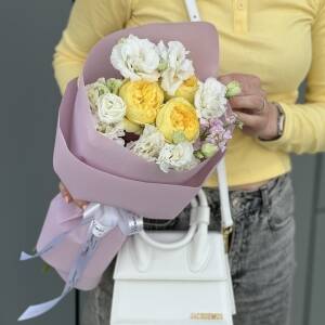 Букет Прелесть из эустомы, кустовой пионовидной розы каталина и матиолы