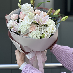 Букет Жемчужина из лилии, диантуса, эустомы и кустовой розы