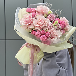 Букет Розовое шампанское из кустовых пионовидных роз сильвия пинк, эустомы, диантуса и стифы