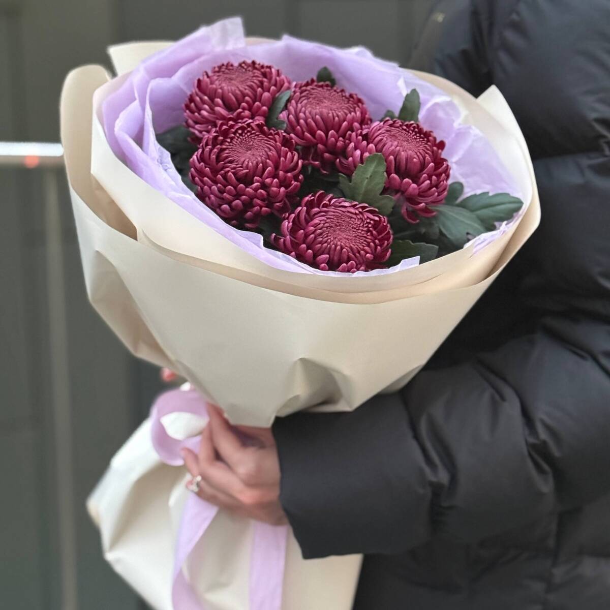 Букет Кураж из 5 хризантем сорта бигуди