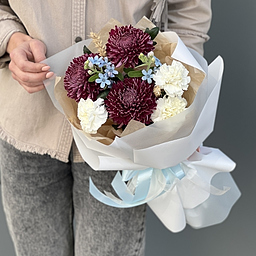 Букет Планета Грёз из хризантемы сорта бигуди, диантуса, оксипеталума и колосков