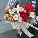 Корзиночка Листопад из диантуса, скиммии, калины, фрезии, кустовой и одноголовой розы