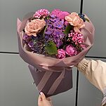 Букет Черничный чизкейк из пионовидных роз, скиммии, вибурнума, роз капучино, гортензии и бувардии