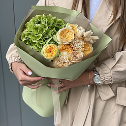 Букет Гавана из гортензии, диантуса, розы сорта каталина и фалариса