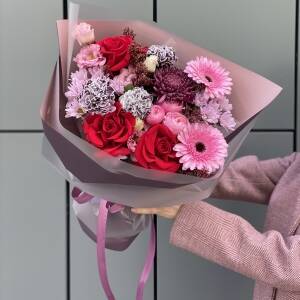 Букет Парижанка из гербер, скиммии, хризантемы бигуди, диантуса, эустомы и роз