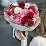 Букет Каркаде из гортензии, эустомы, роз и вибурнума