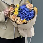 Букет Карамельное небо из гортензии, роз сорта капучино, каталина, диантуса и вибурнума