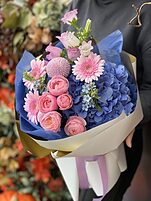 Букет Сицилия из гортензии, оксипеталума, гербер, хризантемы момоко, кустовой пионовидной розы и кампанулы