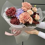 Букет Кофейный пирог из хризантемы сорта бигуди, брунии, роз сорта капучино и гортензии