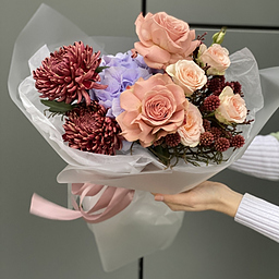 Букет Кофейный пирог из хризантемы сорта бигуди, брунии, роз сорта капучино и гортензии