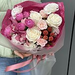 Букет Малиновое варенье из роз, брунии, цимбидиума и эустомы