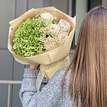 Букет Зеленый сад из гортензии, танацетума и роз сорта white ohara