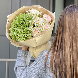 Букет Зеленый сад из гортензии, танацетума и роз сорта white ohara