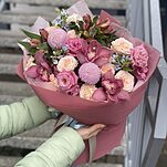 Букет Маруми из хризантемы момоко, эустомы, цимбидиума, оксипеталума, альстромерии, диантуса и роз