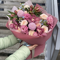 Букет Маруми из хризантемы момоко, эустомы, цимбидиума, оксипеталума, альстромерии, диантуса и роз