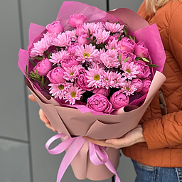 Букет Юбилейный Медиум из кустовых пионовидных роз мисти баблс и хризантемы