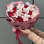 Букет Той Самой из красных роз, цимбидиума и эвкалипта