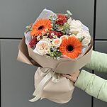 Букет Душа Поэта из гербер, танацетума, оксипеталума, роз и хризантемы бленда