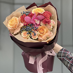 Букет Капучино с Корицей из цимбидиума, роз капучино, вибурнума, хризантемы бленда и кустовых роз