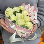 Сердце из 9 белых роз и Рафаэлло