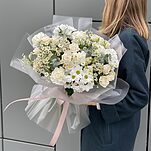 Букет Пелена тумана из танацетума, диантуса, хризантемы, кустовых роз, эвкалипта и озотамнуса