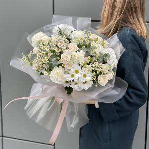 Букет Пелена тумана из танацетума, диантуса, хризантемы, кустовых роз, эвкалипта и озотамнуса