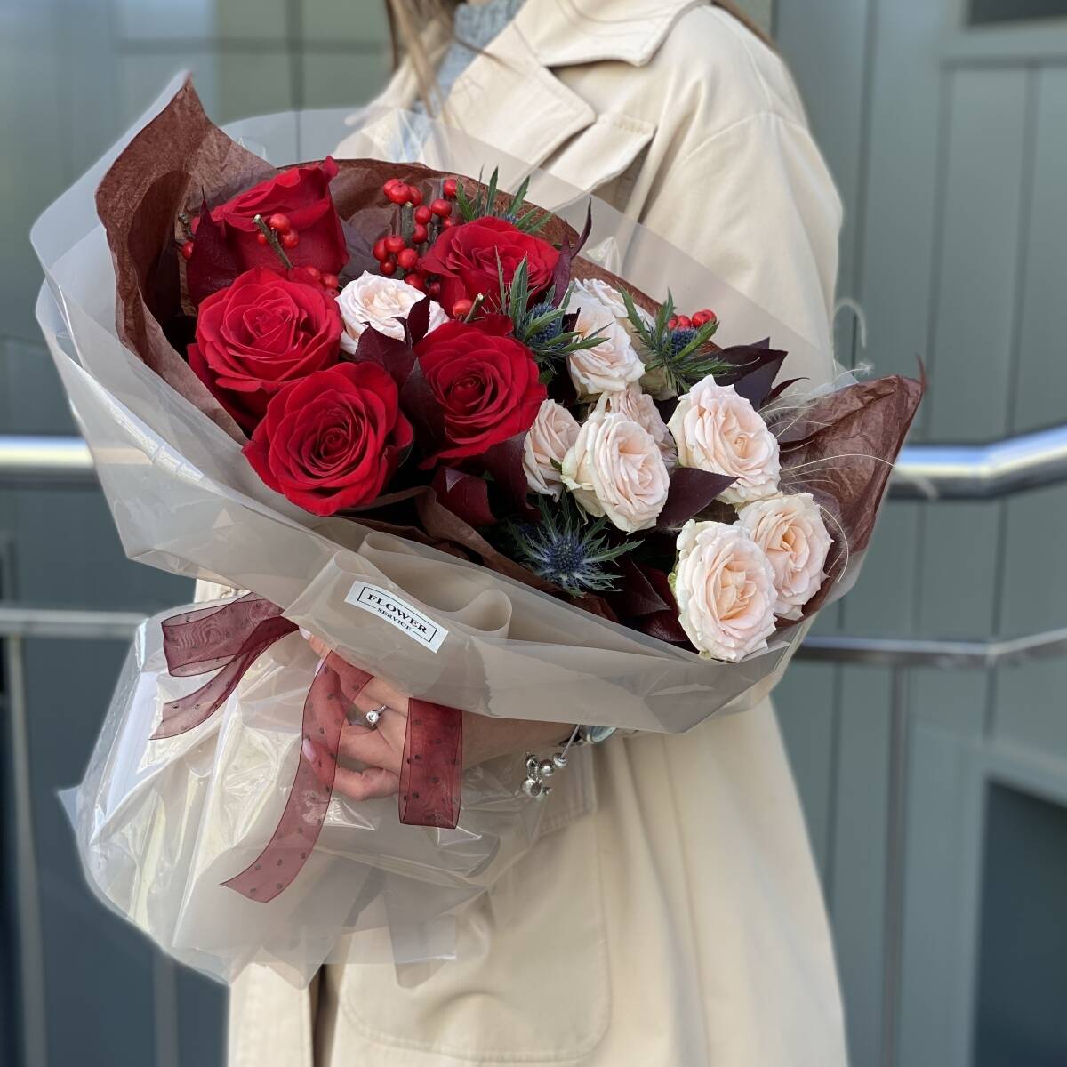 Букет Любовное послание из красных роз, илекса, стифы, эрингиума и кустовых роз