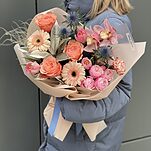 Букет Абрикосовый Джем из роз сорта кахала, гербер, тюльпанов, цимбидиума, эрингиума, диантуса и стифы