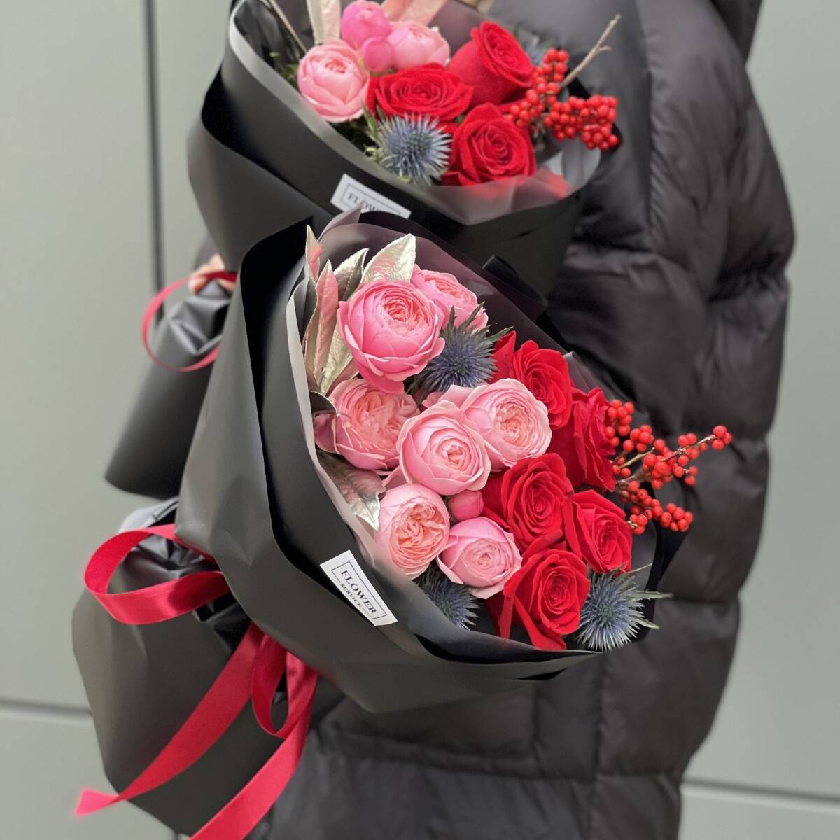 Букет Пиковая Дама Стандарт из илекса, эрингиума, роз и крашенных листьев