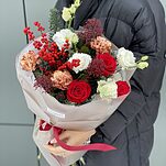 Букет Рубиновое Сияние из Илекса, скиммии, роз, нобилиса, диантуса и эустомы